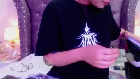 raven_love_ online show from 4, 11, 2025