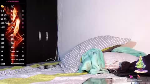 Snapshot of raydevil_ chatting on 4, 1, 2025 Rayn online show from 4, 1, 2025