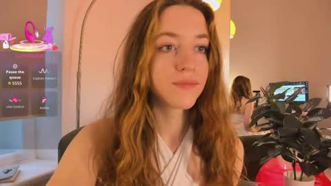 Snapshot of red_summers_bunny_ chatting on 10, 10, 2025 Helen online show from 10, 10, 2025