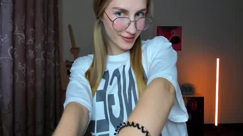 Snapshot of renewalri chatting on 17, 10, 2025 Rina online show from 17, 10, 2025