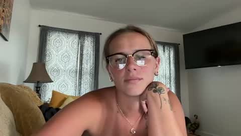 Snapshot of renimoonxo chatting on 9, 7, 2026 renimoonxo online show from 9, 7, 2026