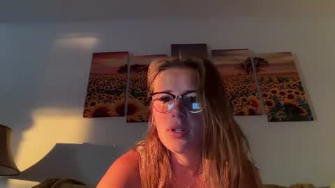 Snapshot of renimoonxo chatting on 10, 7, 2026 renimoonxo online show from 10, 7, 2026