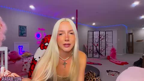 Snapshot of riababe chatting on 4, 11, 2025 ria online show from 4, 11, 2025