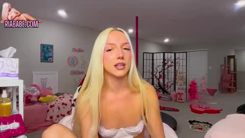 Snapshot of riababe chatting on 25, 11, 2025 ria online show from 25, 11, 2025