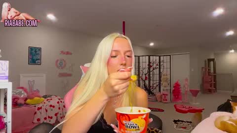 Snapshot of riababe chatting on 27, 11, 2025 ria online show from 27, 11, 2025