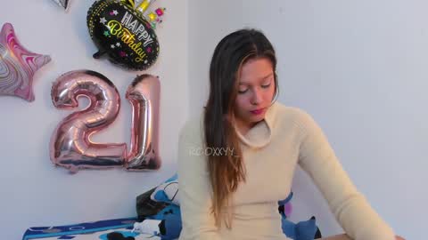 Snapshot of rooxxyy_ chatting on 6, 1, 2025 online show from 6, 1, 2025