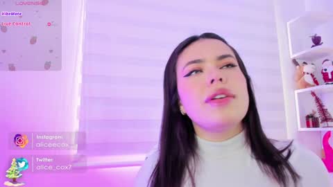 Snapshot of rosse_amyy chatting on 18, 12, 2024 online show from 18, 12, 2024