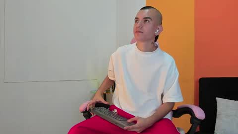 Snapshot of rowancley chatting on 24, 4, 2026 Rowan online show from 24, 4, 2026