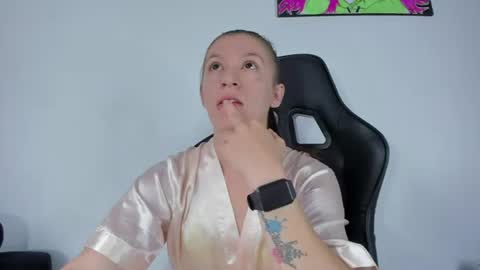 Snapshot of roxanne_jones1 chatting on 16, 6, 2026 roxanne online show from 16, 6, 2026