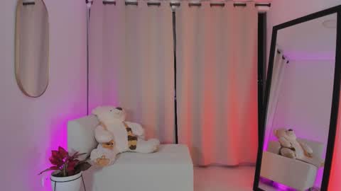 Snapshot of roxie_gates chatting on 19, 10, 2025 R O X I E online show from 19, 10, 2025