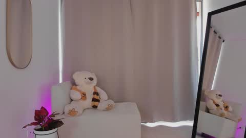 Snapshot of roxie_gates chatting on 19, 10, 2025 R O X I E online show from 19, 10, 2025