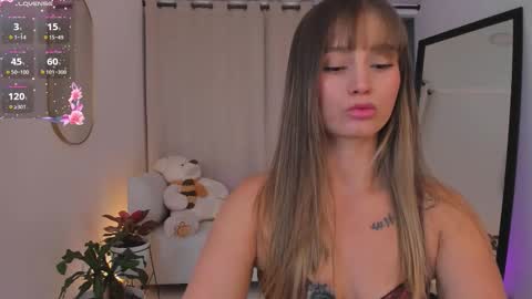 Snapshot of roxie_gates chatting on 19, 11, 2025 R O X I E online show from 19, 11, 2025