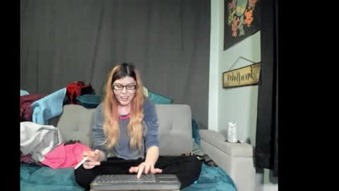 roxihazeleyes online show from 3, 11, 2025