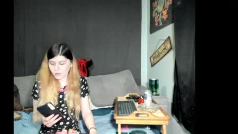 Snapshot of roxihazeleyes chatting on 1, 5, 2026 roxihazeleyes online show from 1, 5, 2026