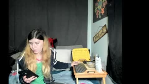 Snapshot of roxihazeleyes chatting on 13, 5, 2026 roxihazeleyes online show from 13, 5, 2026