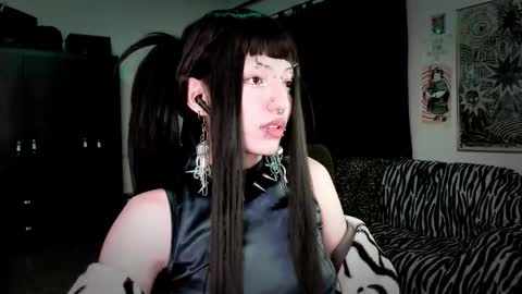 Roxy Independient model Help me to reach 50 thumbs up online show from 6, 3, 2026