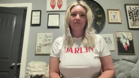 Snapshot of royalblonde chatting on 6, 1, 2025 royalblonde online show from 6, 1, 2025