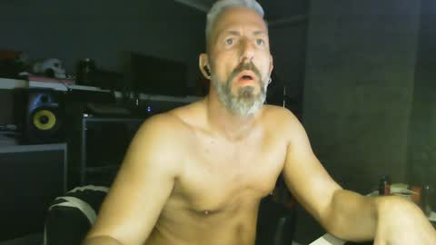 Chico que rico Caliente online show from 19, 1, 2025