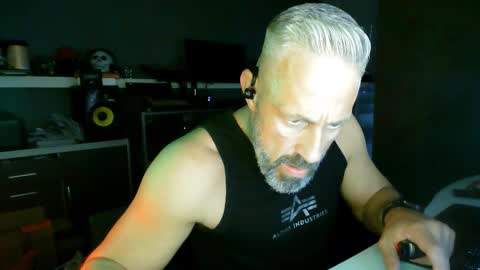 Chico que rico Caliente online show from 11, 10, 2025