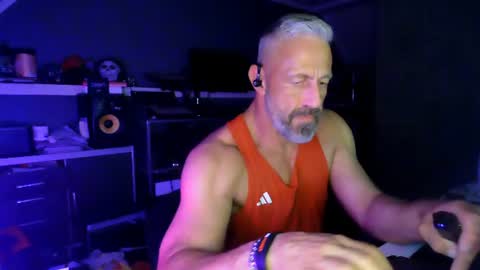 Chico que rico Caliente online show from 14, 6, 2026
