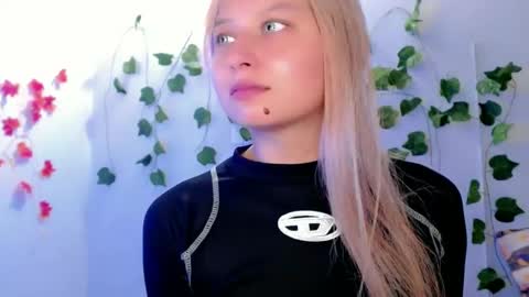 Snapshot of sabrinaexpositoxx chatting on 3, 2, 2025 SABRI online show from 3, 2, 2025