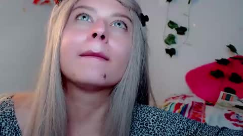 Snapshot of sabrinaexpositoxx chatting on 1, 3, 2025 SABRI online show from 1, 3, 2025