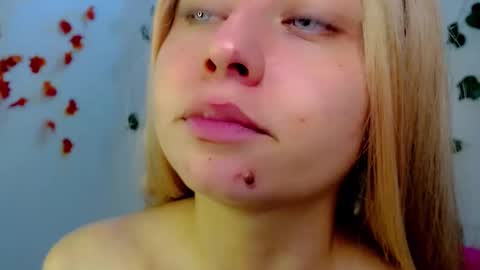 Snapshot of sabrinaexpositoxx chatting on 8, 3, 2025 SABRI online show from 8, 3, 2025