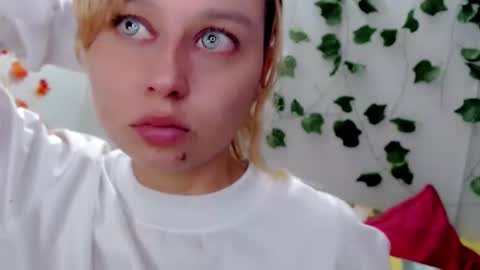 Snapshot of sabrinaexpositoxx chatting on 12, 3, 2025 SABRI online show from 12, 3, 2025