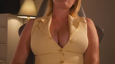 Snapshot of saltedhoney chatting on 8, 9, 2025 IsaBella- online show from 8, 9, 2025