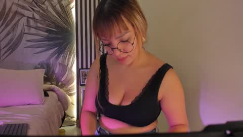 Snapshot of samaantha_white_ chatting on 6, 3, 2026 Samaantha online show from 6, 3, 2026