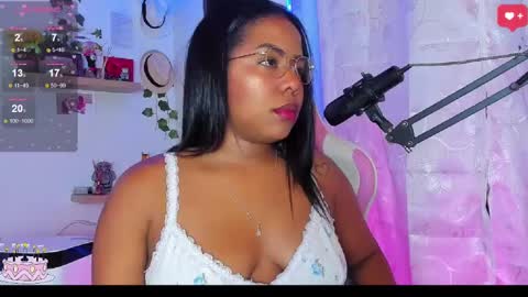 Snapshot of samanthabloom570089 chatting on 7, 3, 2025 Samantha Bloom online show from 7, 3, 2025