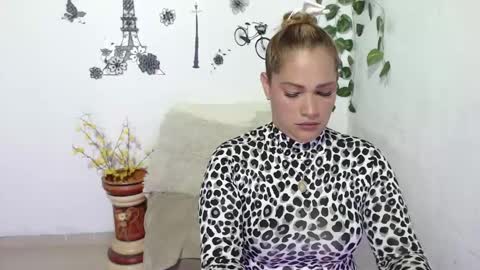 Snapshot of samira_lennox chatting on 25, 1, 2025 SAMIRA online show from 25, 1, 2025