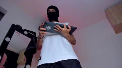 Snapshot of samuel_suarez chatting on 19, 12, 2025 online show from 19, 12, 2025