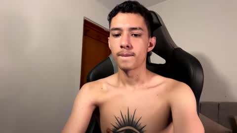 santi_twink19 online show from 8, 1, 2025