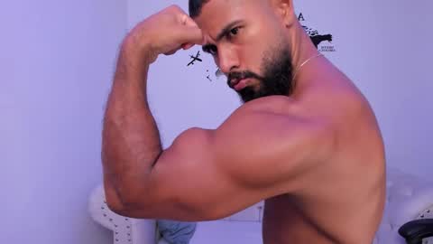 Snapshot of santiago_huntt chatting on 8, 9, 2025 santiago_huntt online show from 8, 9, 2025