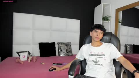 Snapshot of santy_carrington chatting on 4, 12, 2024 Santiago Carrington online show from 4, 12, 2024