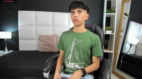 Snapshot of santy_carrington chatting on 23, 12, 2024 Santiago Carrington online show from 23, 12, 2024