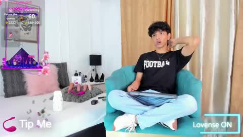 Snapshot of santy_carrington chatting on 12, 2, 2025 Santiago Carrington online show from 12, 2, 2025