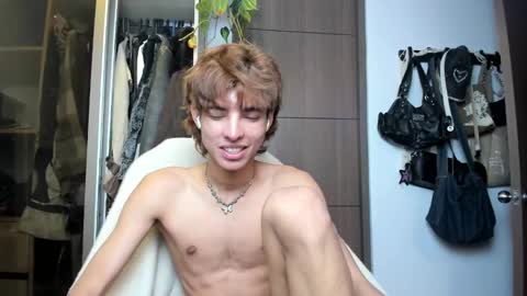 Snapshot of santy_kitty chatting on 4, 2, 2025 kitty online show from 4, 2, 2025