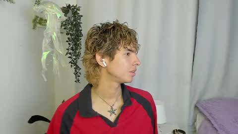 Snapshot of santy_kitty chatting on 8, 10, 2025 kitty online show from 8, 10, 2025