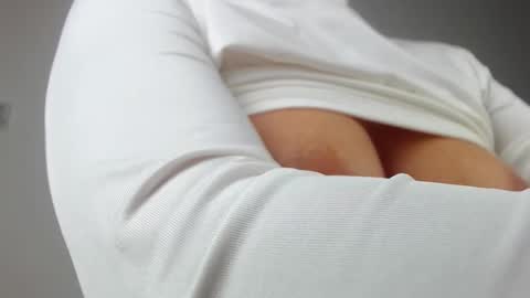 Im Sara I am happy to be here  online show from 31, 1, 2026