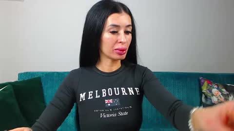 Im Sara I am happy to be here  online show from 7, 2, 2026