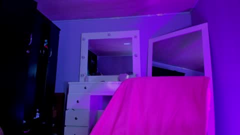 Snapshot of sara_leenn chatting on 6, 1, 2025 online show from 6, 1, 2025