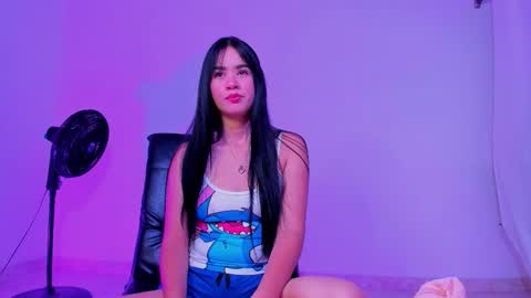 Snapshot of sara_leenn chatting on 12, 9, 2025 online show from 12, 9, 2025