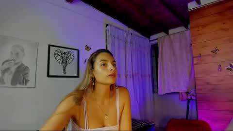 Snapshot of sara_thompson01 chatting on 22, 12, 2025 SARA online show from 22, 12, 2025