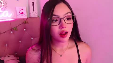 Snapshot of saraa_swett chatting on 21, 10, 2025 online show from 21, 10, 2025