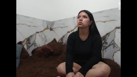 Snapshot of saraandthomas chatting on 13, 11, 2025 sara and thomas online show from 13, 11, 2025