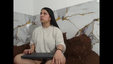 Snapshot of saraandthomas chatting on 6, 1, 2026 sara and thomas online show from 6, 1, 2026