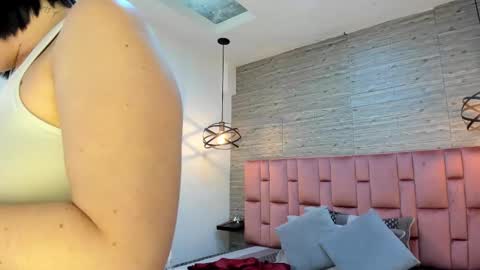 Sarah Deyvis online show from 5, 3, 2025