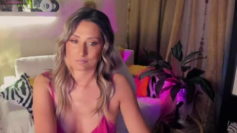 Snapshot of sarahholly chatting on 17, 5, 2026 Divine Sarah NONUDE model online show from 17, 5, 2026